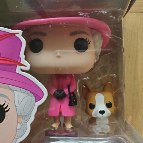 Funko The Royal Family Queen Elizabeth II - Picture 7 of 8